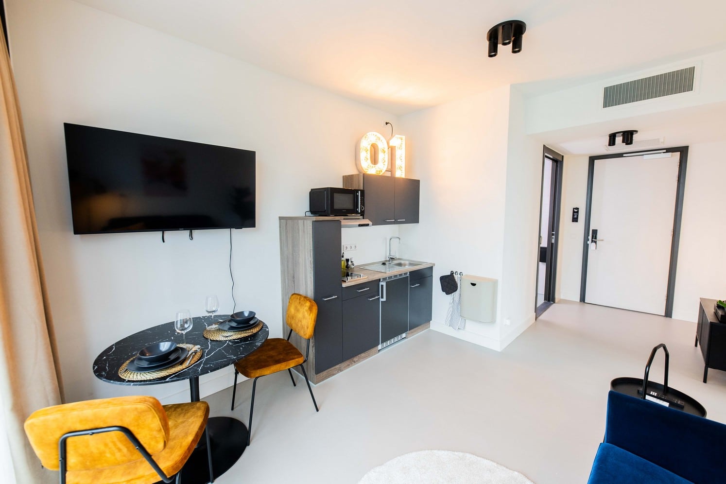 Stylish Serenity 1BDR Apartment BHD, view 2